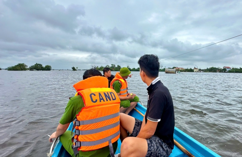 ভারী বৃষ্টিপাত এবং বন্যার কারণে কোয়াং ট্রাই-০-এর অনেক এলাকায় গভীর জলাবদ্ধতা দেখা দিয়েছে।
