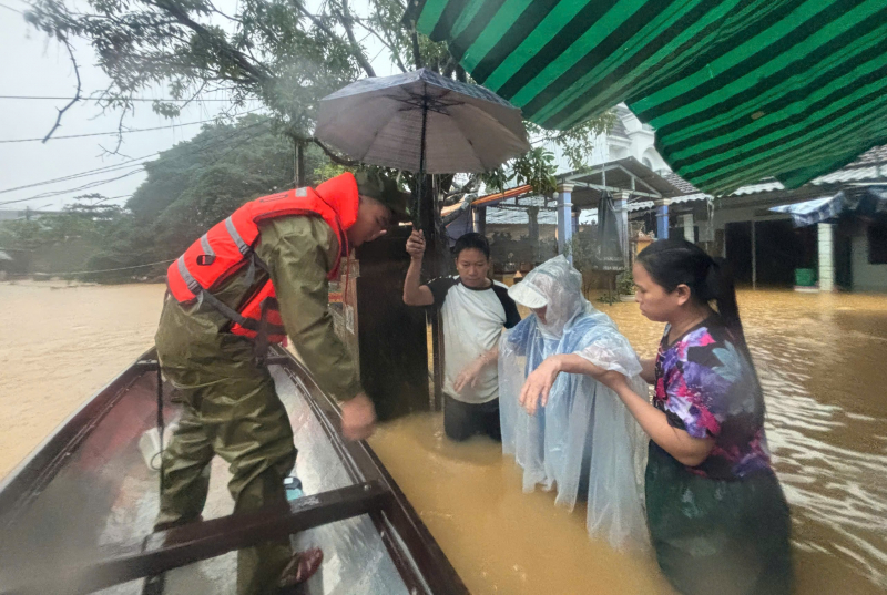 TP Huế lại ngập trong lũ, sạt lở nhiều điểm, lực lượng Công an bám địa bàn giúp dân