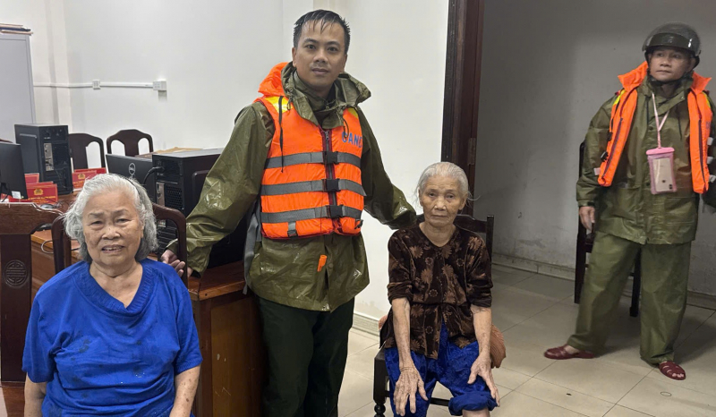 TP Huế lại ngập trong lũ, sạt lở nhiều điểm, lực lượng Công an bám địa bàn giúp dân  -1