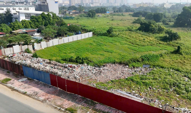 Hà Nội: Xe tải hạng nặng nối đuôi nhau chở đất, trạc thải xây dựng vào phố -0