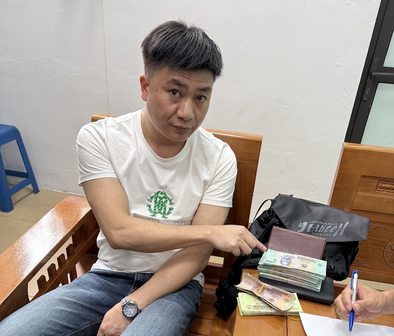 Bắt 2 người nước ngoài vận chuyển gần 500 triệu đồng qua cửa khẩu -0