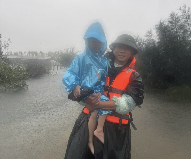 장기간의 폭우로 깜쭝(Cam Trung) 자치구에서 산사태가 발생했고, 키안(Ky Anh) 자치구의 송락(Song Rac) 운하가 범람했습니다.
