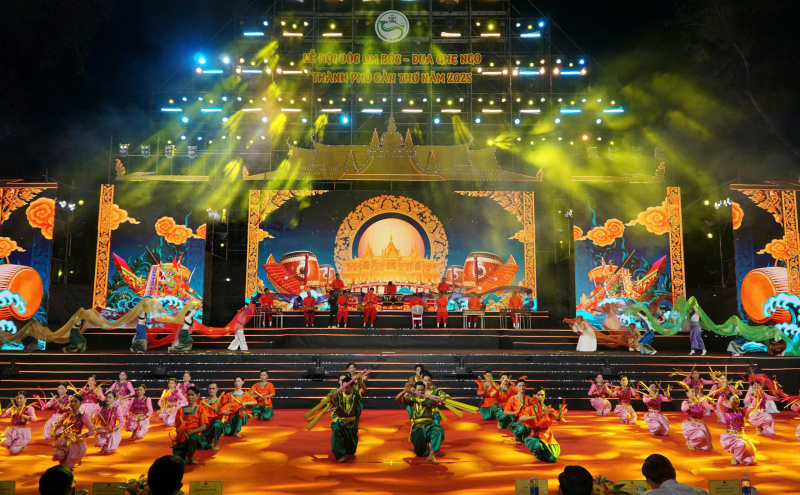 Opening of the Ooc Om Boc Festival - Ngo Boat Racing in Can Tho City in 2025 -0