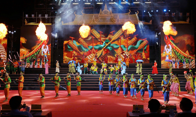 Opening of the Ooc Om Boc Festival - Ngo Boat Racing in Can Tho City in 2025 -1