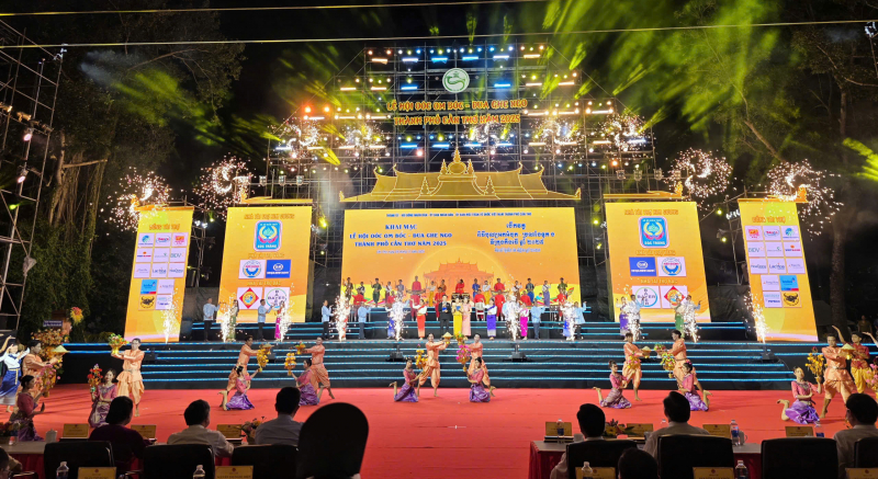 Opening of the Ooc Om Boc Festival - Ngo Boat Racing in Can Tho City in 2025 -2