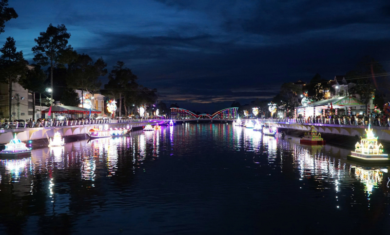 Opening of the Ooc Om Boc Festival - Ngo Boat Racing in Can Tho City in 2025 -1