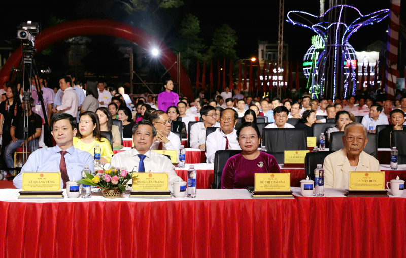 Opening of the Ooc Om Boc Festival - Ngo Boat Racing in Can Tho City in 2025 -0