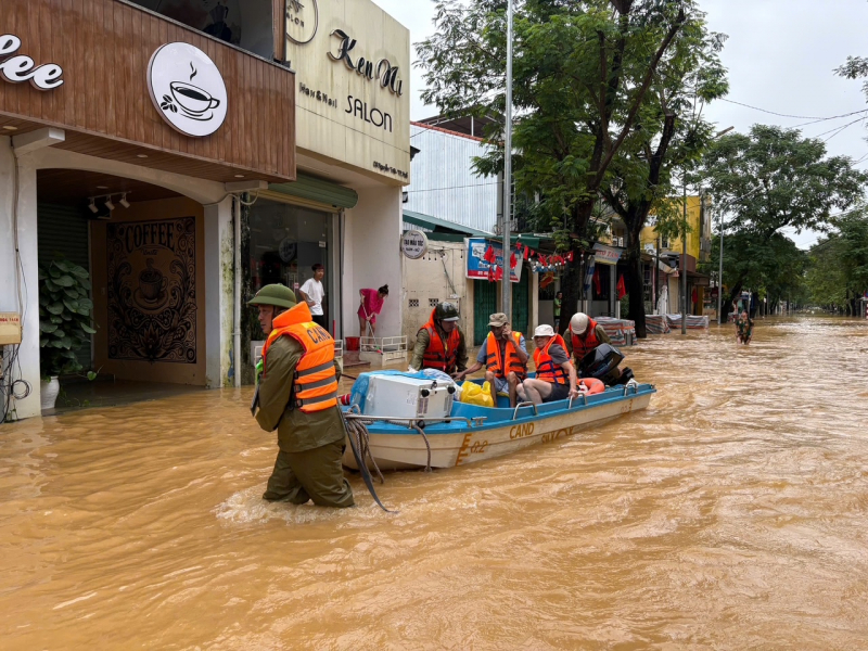 Dussintals patienter fördes omedelbart till akutmottagningen av polisen, många trafikleder var överbelastade och lamslagna -0