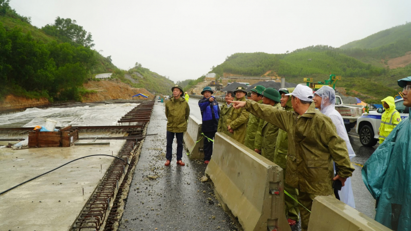 Dussintals patienter fördes omedelbart till akutmottagningen av polisen, många trafikleder var överbelastade och lamslagna -0