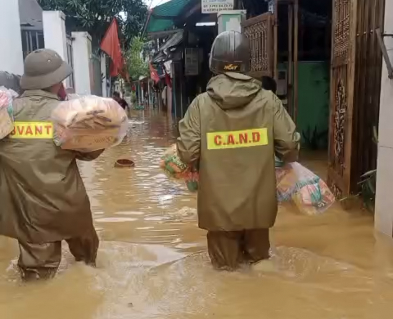 Dussintals patienter fördes omedelbart till akutmottagningen av polisen, många trafikleder var överbelastade och lamslagna -0