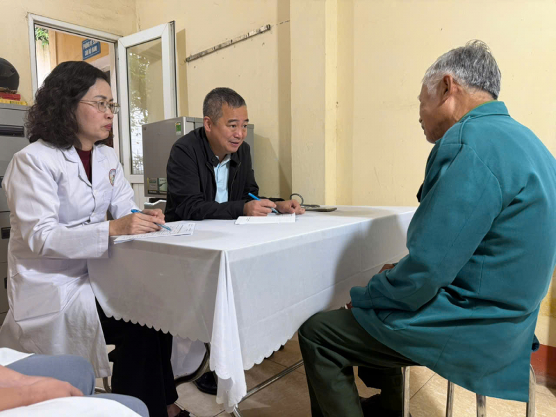 Trường Cao đẳng CSND I và Bệnh viện Đại học Y Hà Nội tổ chức khám bệnh, phát thuốc miễn phí cho bà con nhân dân -0