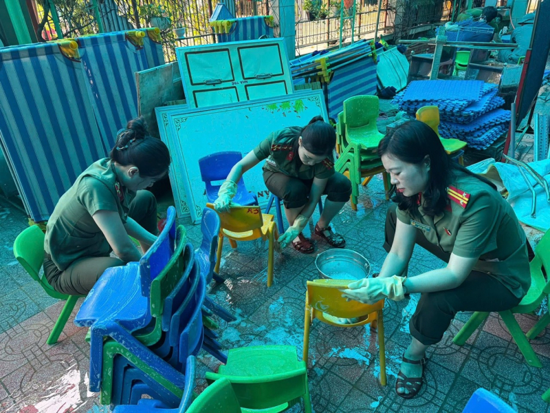 TP Huế lại ngập trong lũ, sạt lở nhiều điểm, lực lượng Công an bám địa bàn giúp dân -0