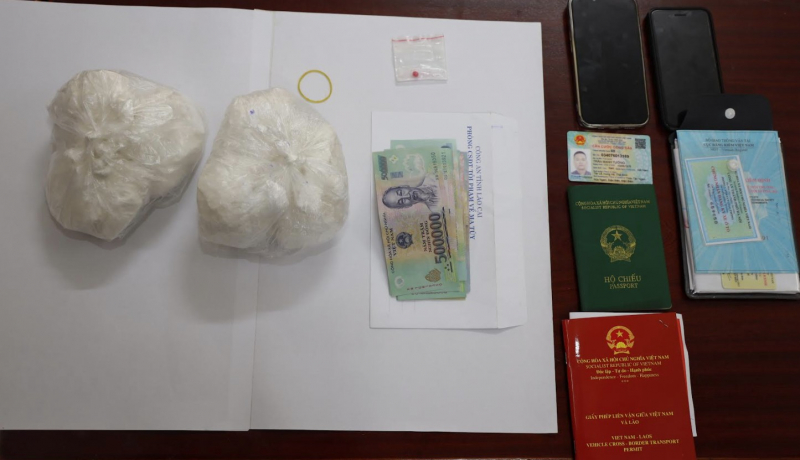 Phát hiện 2 bánh heroin giấu trong khoang máy ô tô -1