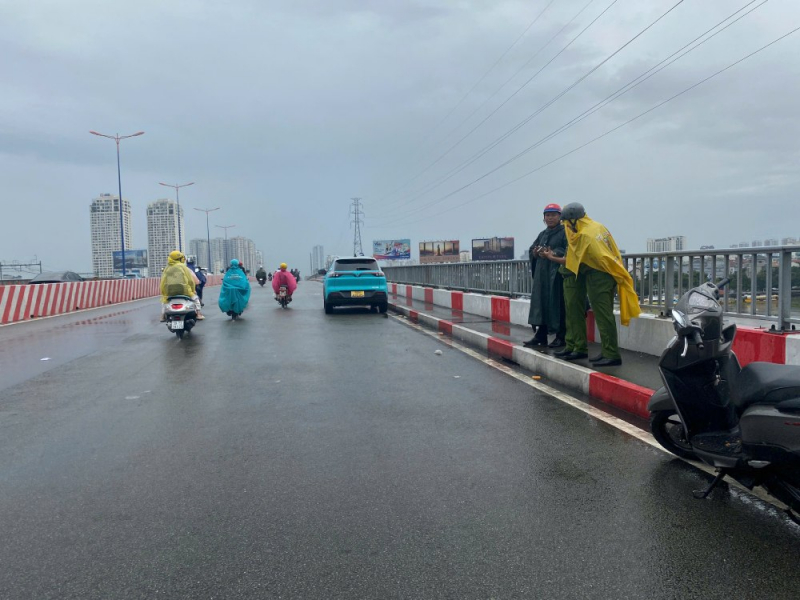 Tìm kiếm hai người nhảy cầu ở TP Hồ Chí Minh -1