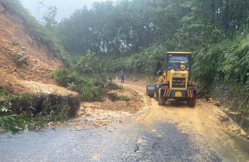 TP Huế lại ngập trong lũ, sạt lở nhiều điểm, lực lượng Công an bám địa bàn giúp dân  -1