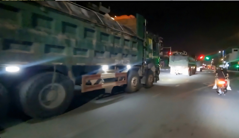 Hà Nội: Xe tải hạng nặng nối đuôi nhau chở đất, trạc thải xây dựng vào phố -0