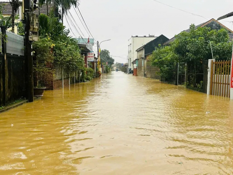 ভারী বৃষ্টিপাত এবং বন্যার কারণে কোয়াং ট্রাই-০-এর অনেক এলাকায় গভীর জলাবদ্ধতা দেখা দিয়েছে।