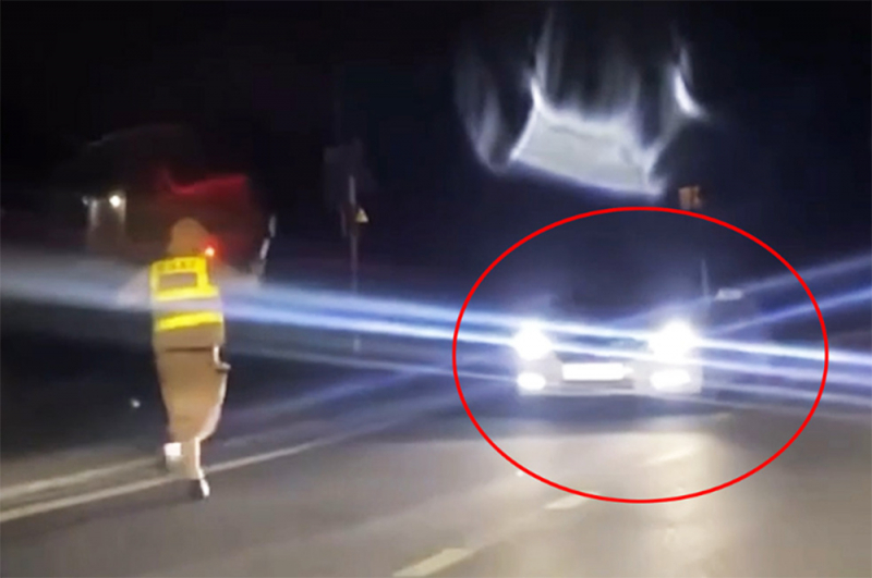 Tài xế ô tô lùi xe xuống ruộng để 