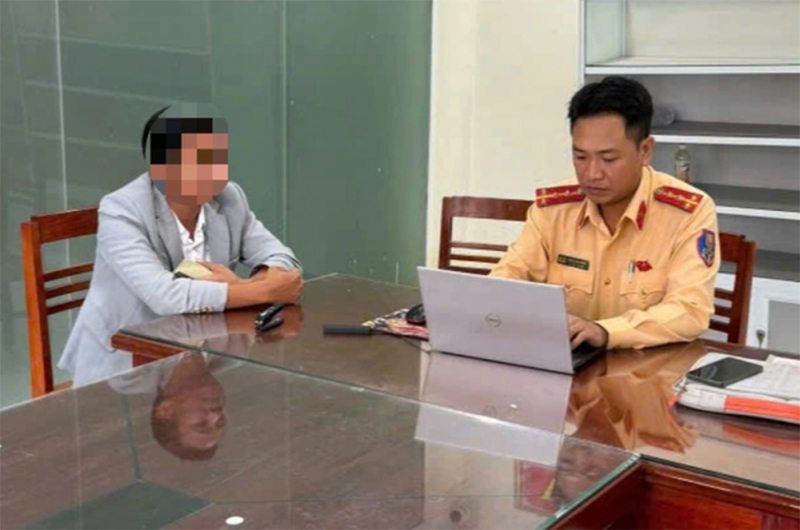 Tài xế ô tô lùi xe xuống ruộng để 