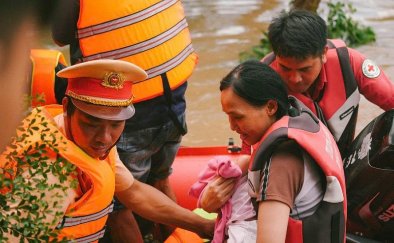 Tình người giữa lằn ranh sinh tử