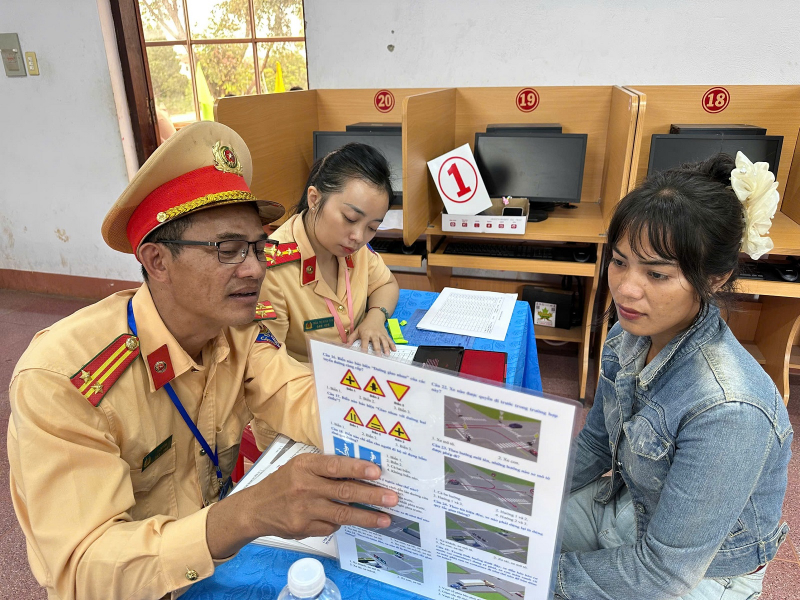 Tổ chức đào tạo, sát hạch lái xe miễn phí cho hàng trăm người dân ở biên giới -0