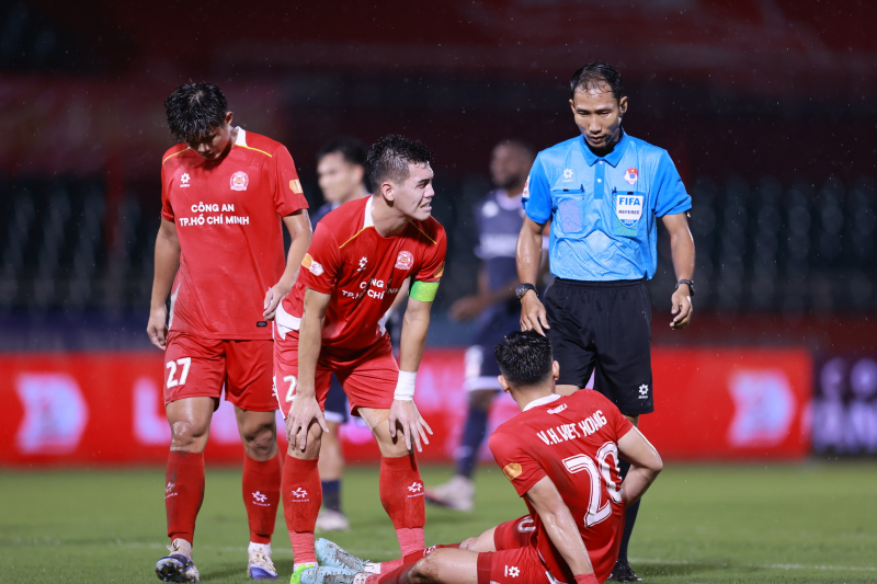 Đau đáu chuyện câu giờ ở sân cỏ Việt Nam -0