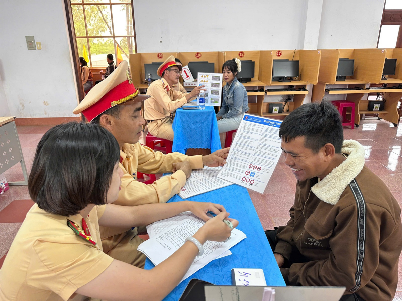 Tổ chức đào tạo, sát hạch lái xe miễn phí cho hàng trăm người dân ở biên giới -1