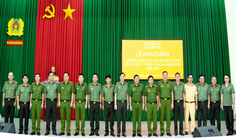 Gần 200 cán bộ, chiến sĩ Công an được bồi dưỡng kiến thức về chuyển đổi số -0