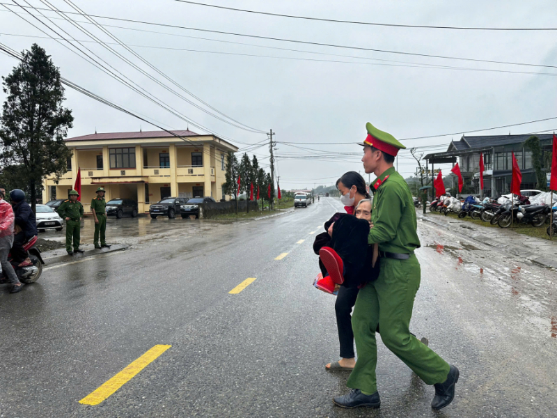 Trường Cao đẳng CSND I và Bệnh viện Đại học Y Hà Nội tổ chức khám bệnh, phát thuốc miễn phí cho bà con nhân dân -0