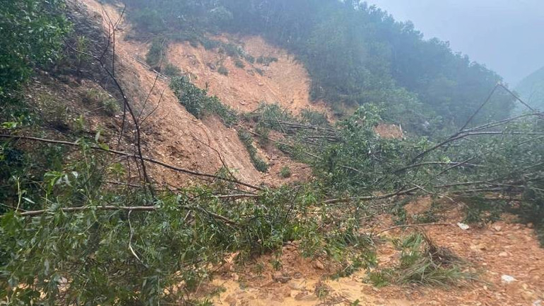 ভারী বৃষ্টিপাত এবং বন্যার কারণে কোয়াং ট্রাই-০-এর অনেক এলাকায় গভীর জলাবদ্ধতা দেখা দিয়েছে।