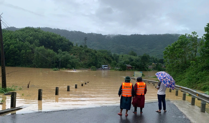 ভারী বৃষ্টিপাত এবং বন্যার কারণে কোয়াং ট্রাই-০-এর অনেক এলাকায় গভীর জলাবদ্ধতা দেখা দিয়েছে।