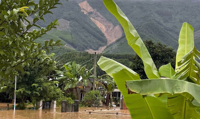 Lực lượng Công an xung kích, khẩn trương ứng phó lũ chồng lũ -0