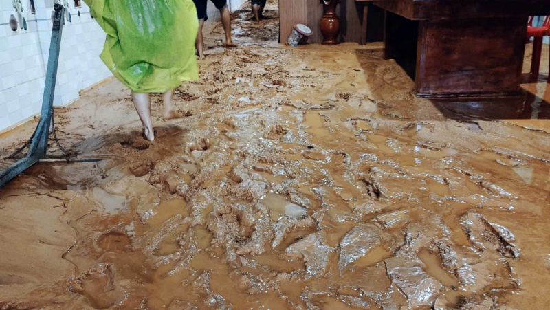 Lực lượng Công an xung kích, khẩn trương ứng phó lũ chồng lũ -0