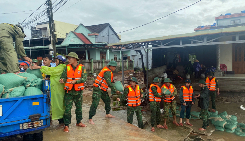 Lực lượng Công an xung kích, khẩn trương ứng phó lũ chồng lũ -0