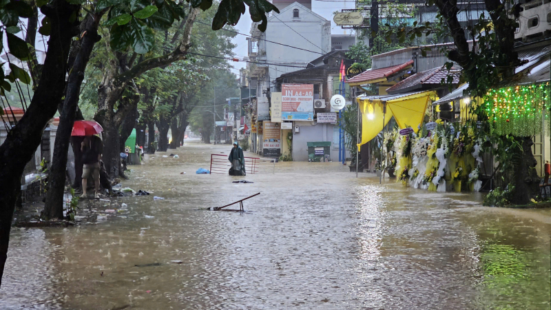 TP Huế lại ngập trong lũ, sạt lở nhiều điểm, lực lượng Công an bám địa bàn giúp dân  -0
