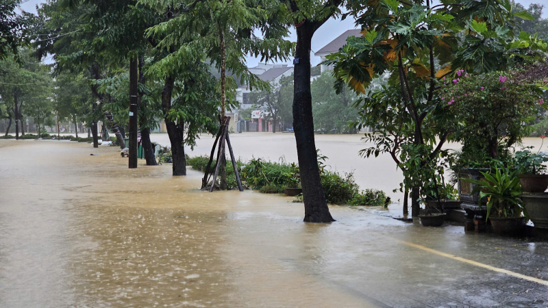 TP Huế lại ngập trong lũ, sạt lở nhiều điểm, lực lượng Công an bám địa bàn giúp dân  -1