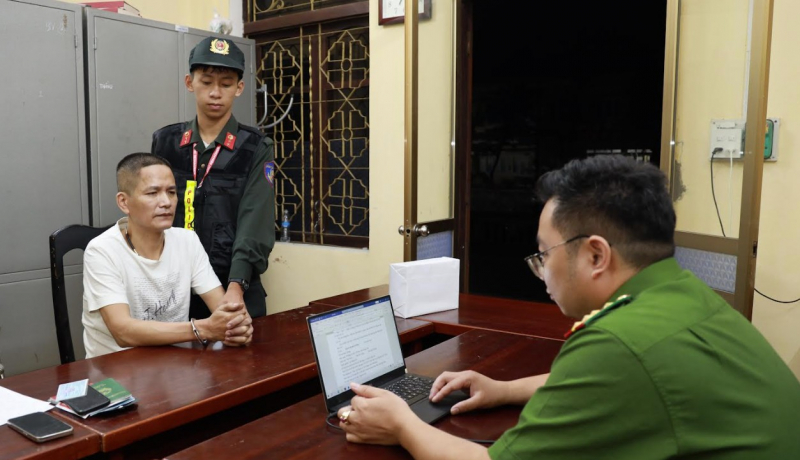 Phát hiện 2 bánh heroin giấu trong khoang máy ô tô -0