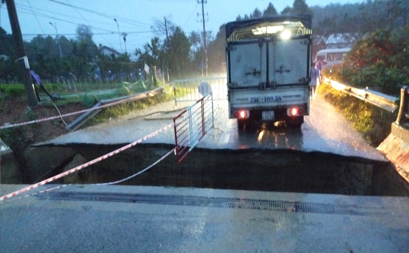 TP Huế lại ngập trong lũ, sạt lở nhiều điểm, lực lượng Công an bám địa bàn giúp dân  -0