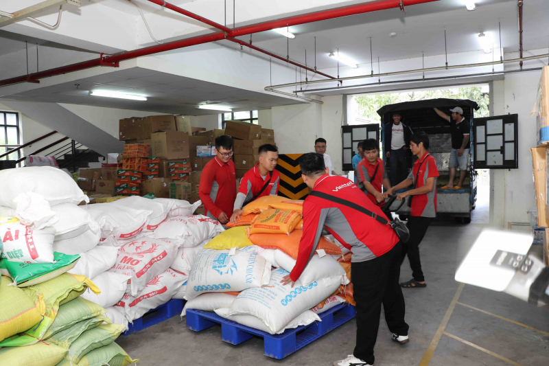 TP Hồ Chí Minh chuyển 30 tấn hàng hóa cứu trợ đồng bào bị thiệt hại do mưa lũ ở miền Trung -0