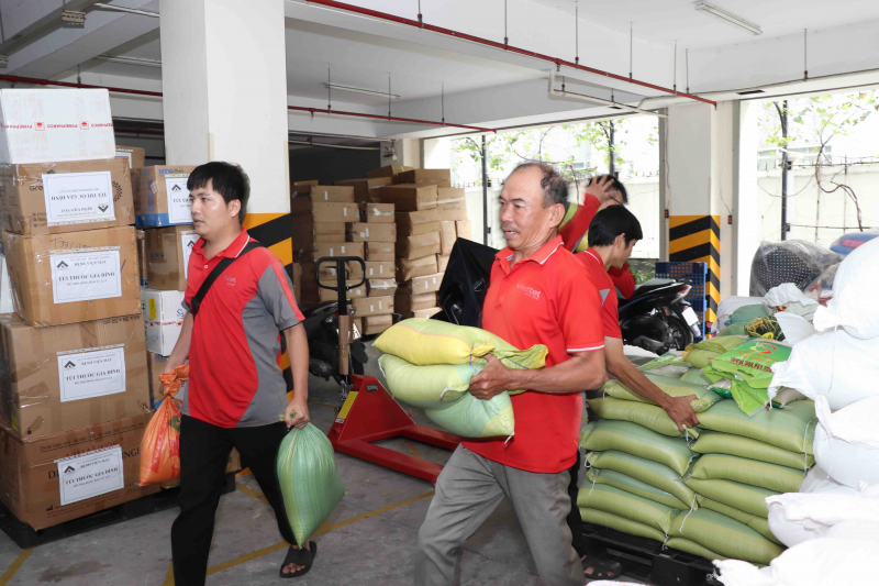 TP Hồ Chí Minh chuyển 30 tấn hàng hóa cứu trợ đồng bào bị thiệt hại do mưa lũ ở miền Trung -0
