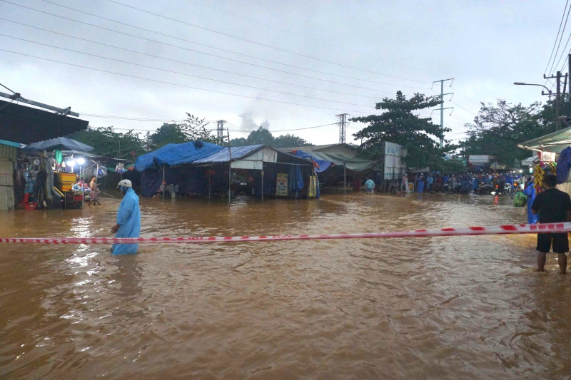 Mưa lớn suốt đêm, nhiều khu vực ở Đà Nẵng ngập sâu trở lại -0
