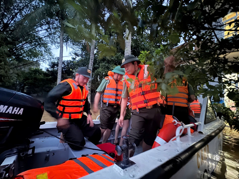 Bộ Công an tiếp tục hỗ trợ khẩn cấp nhân dân vùng lũ Đà Nẵng: “Lúc dân cần, lúc dân khó, có Công an” -0