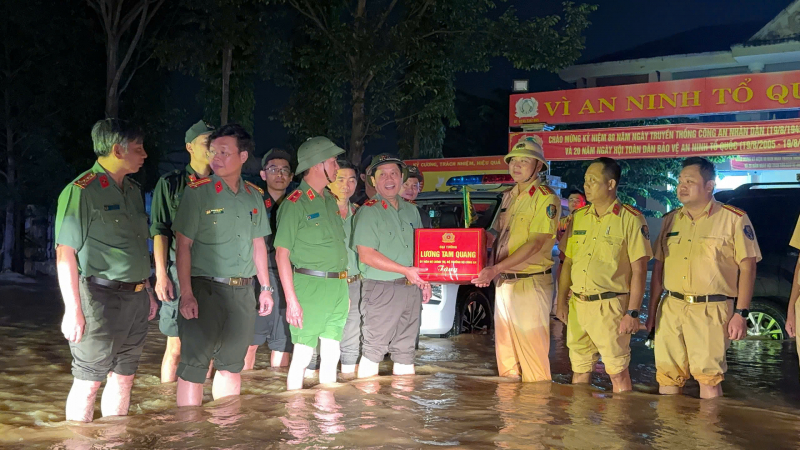 Bộ Công an tiếp tục hỗ trợ khẩn cấp nhân dân vùng lũ Đà Nẵng: “Lúc dân cần, lúc dân khó, có Công an” -0