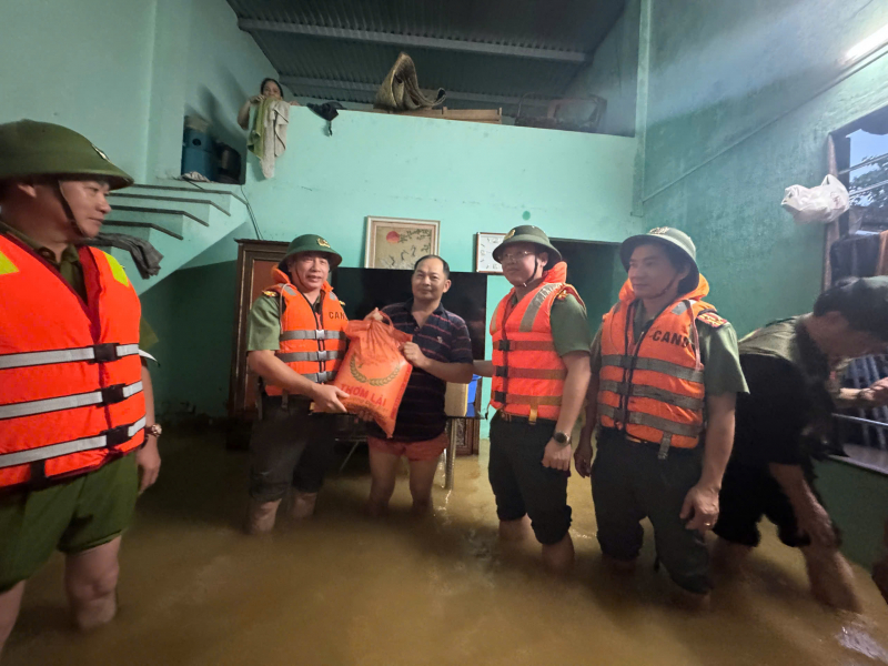 Bộ Công an tiếp tục hỗ trợ khẩn cấp nhân dân vùng lũ Đà Nẵng: “Lúc dân cần, lúc dân khó, có Công an” -0
