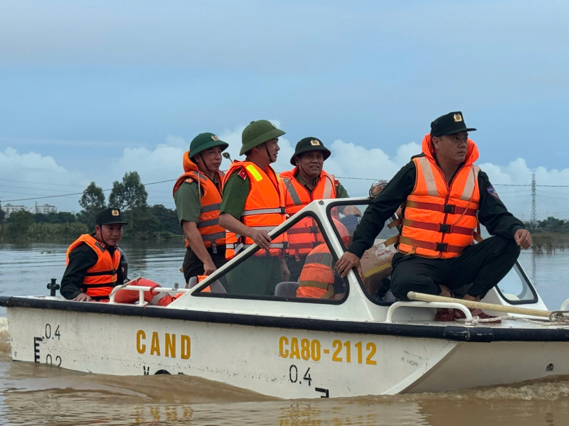 Bộ Công an tiếp tục hỗ trợ khẩn cấp nhân dân vùng lũ Đà Nẵng: “Lúc dân cần, lúc dân khó, có Công an” -1
