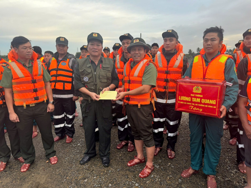 Bộ Công an tiếp tục hỗ trợ khẩn cấp, chia sẻ với những khó khăn của nhân dân vùng lũ Đà Nẵng