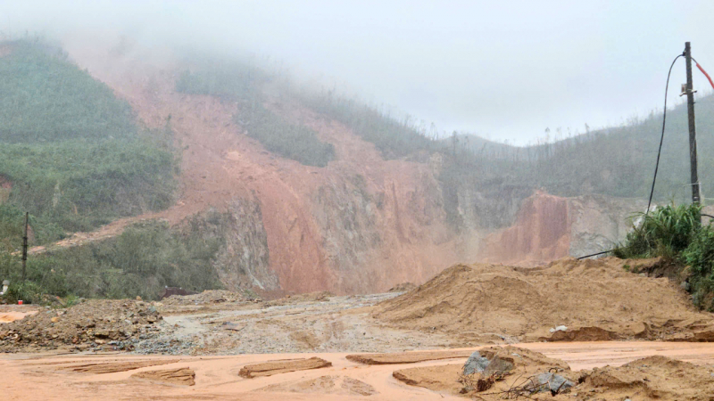 Lokasi tanah longsor parah, mengubur banyak lahan pertanian di Ha Tinh -0