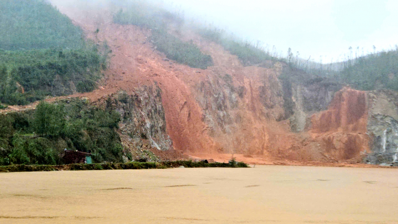 Lokasi tanah longsor parah, mengubur banyak lahan pertanian di Ha Tinh -0