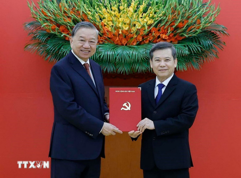 Công bố Quyết định của Bộ Chính trị về công tác cán bộ