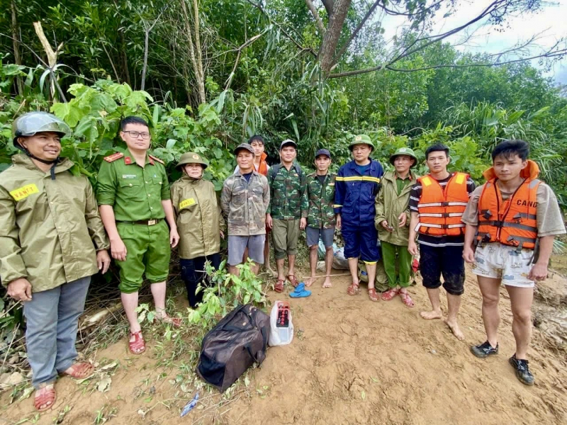 Quảng Trị: Kịp thời giải cứu 3 người dân mắc kẹt lũ giữa rừng -0